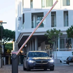 Barrera came gt8 frente a un vehiculo en proceso de apertura