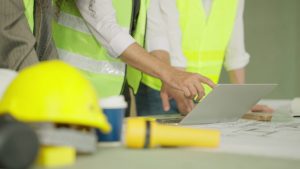 ¿Cómo predecir cuándo puede fallar un equipo de acceso automático? 1 Imagen de cerca de unos ingenieros analizando algo en un computador.
